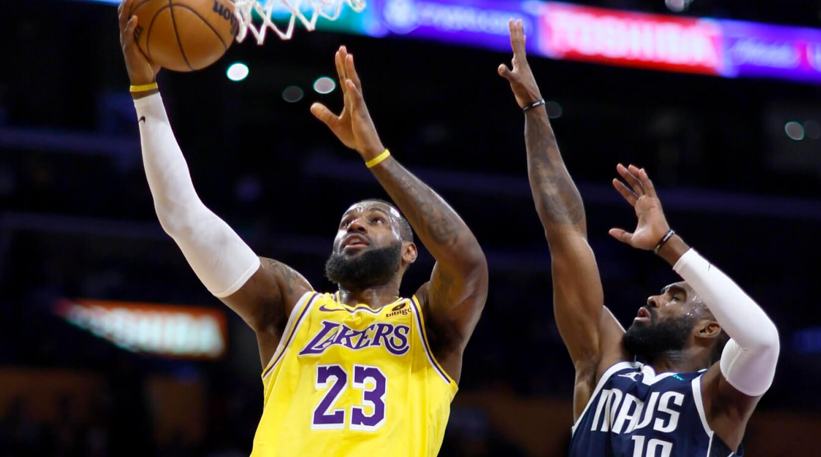 Tsirkus või päris korvpall? Bronny ja LeBron James teevad Los Angeles Lakersis ajalugu